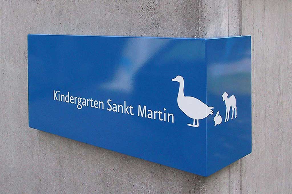 Orientierungsdesign Kindergarten Moosach - Eingangsschild